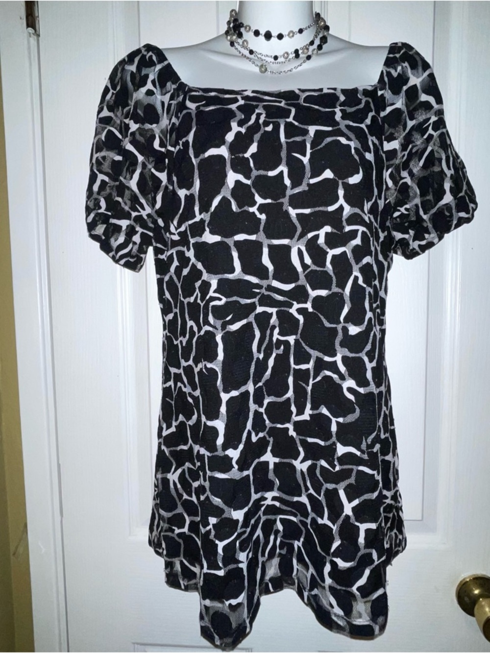 Black and White Patterned Puff-Sleeve Tunic Top